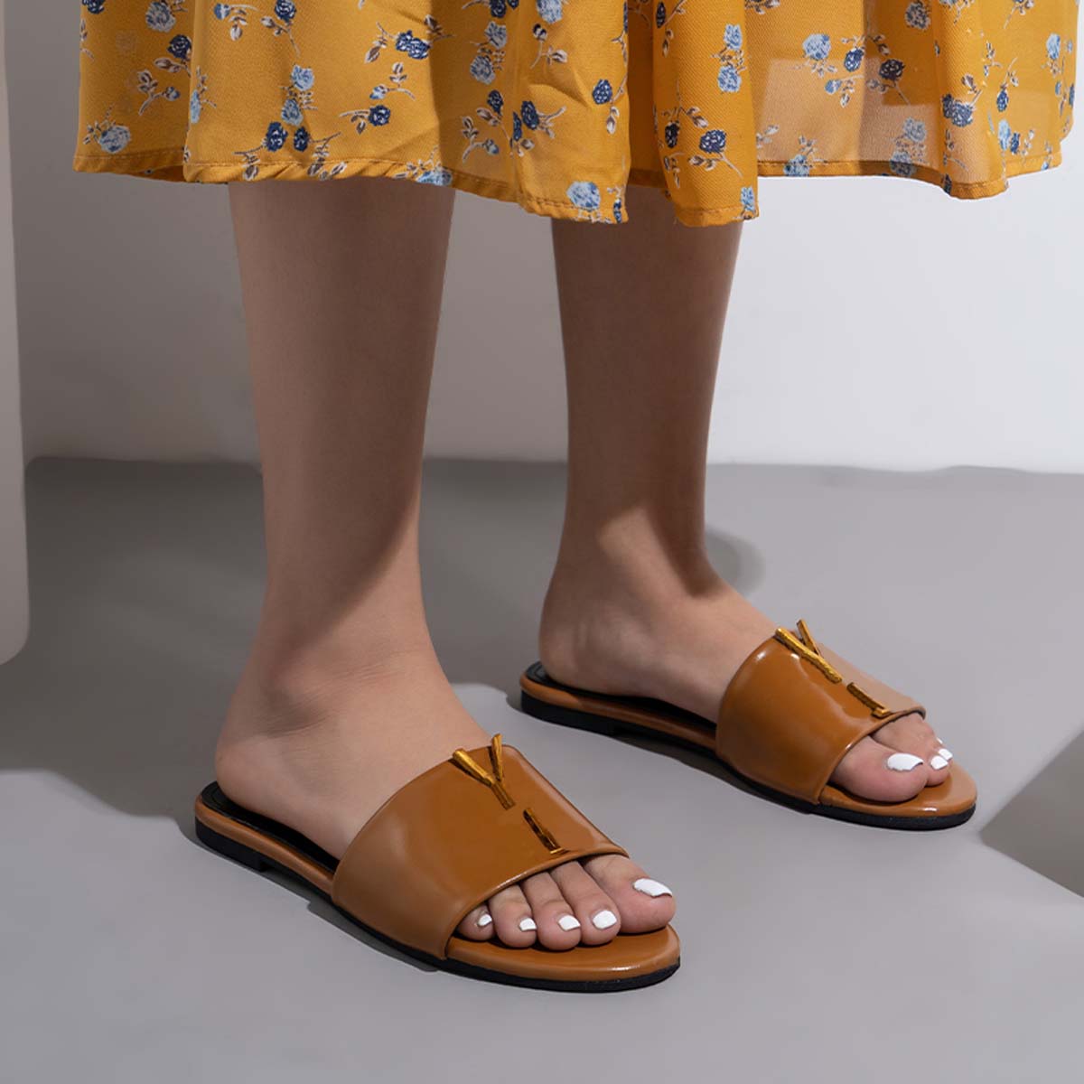 Slipper Metallic Slide Sandals مصمم شرائح نساء خطاب براءة اختراع فاخرة من الجلد النعال الصيفية للسيدات شاطئ الصندل حفل زفاف أزياء منخفضة أحذية الكعب