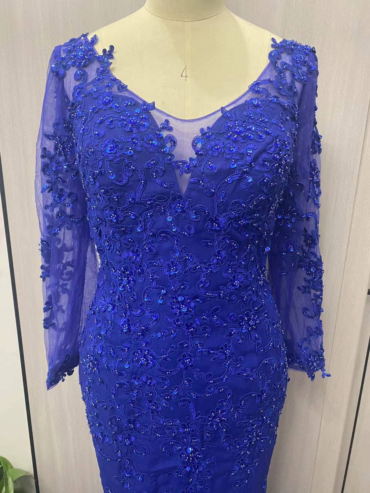 2023 Brudklänningar Mothers Mermaid Plus Size V Neck Långärmar Spetsapplikationer Royal Blue Tulle Crystal Beads Sweep Train Party Evening Downs