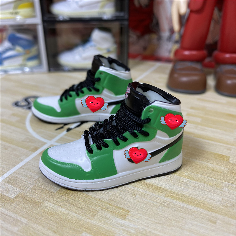 1/6 Mini-Sneaker-Modell, italienisches süßes Basketballschuh-Schlüsselanhänger-Autotaschen-Zubehör