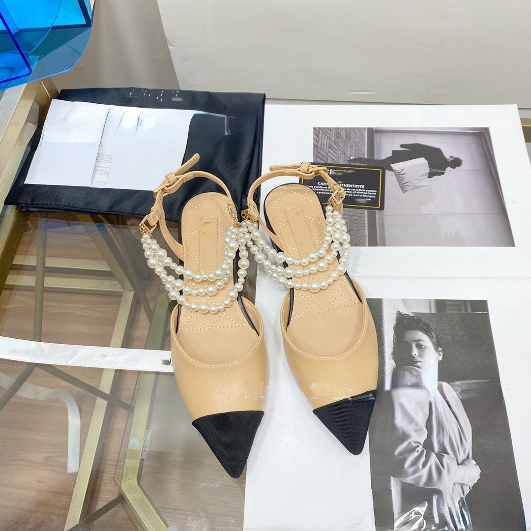 Modemärke Kvinnors sandaler Doublec Pearl Fringe Matchning Color Pointy en-linje spännetaktor och klackar