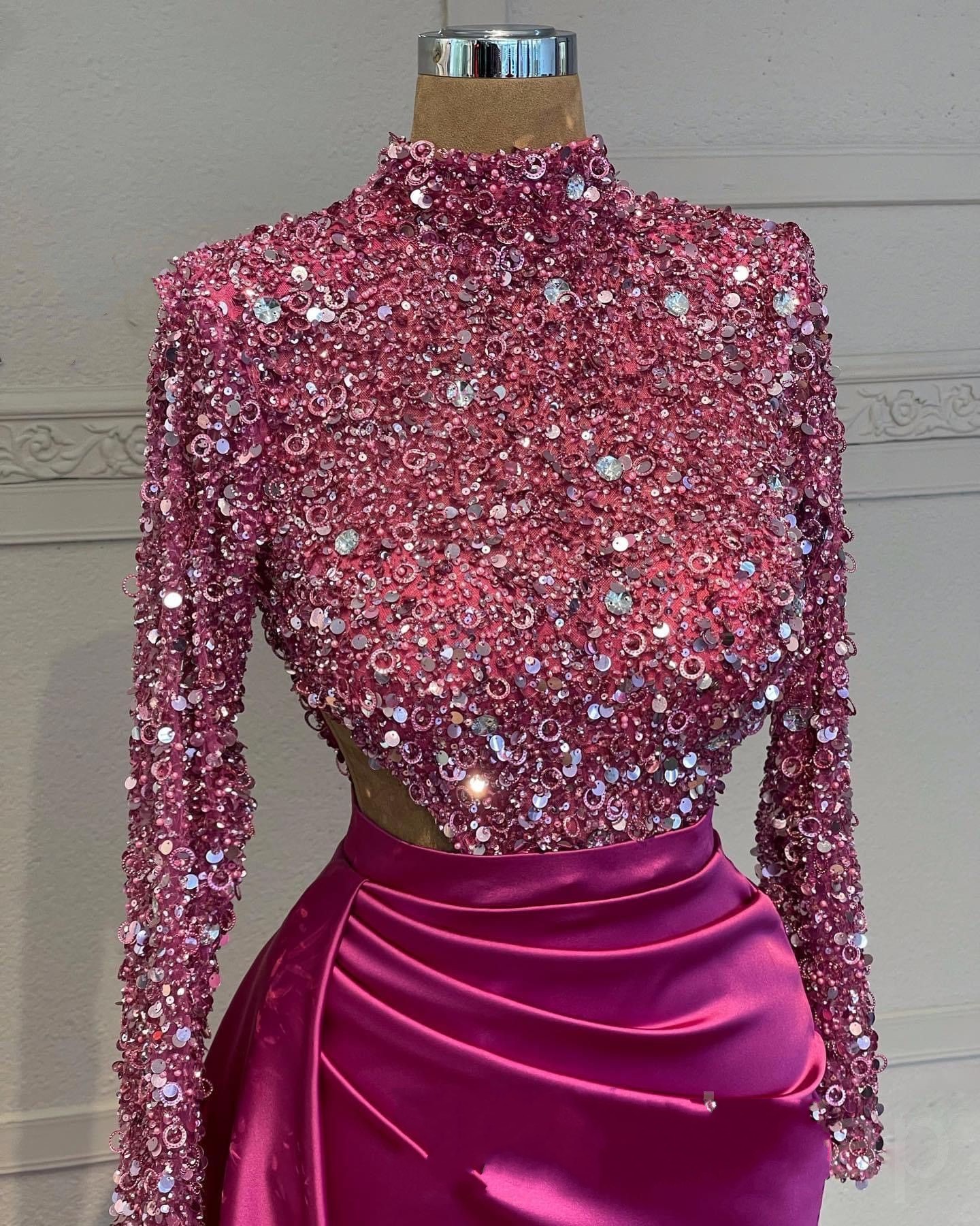 2023 Sexy Fuchsia Robes De Bal Gaine Col Haut Paillettes Dentelle Cristal Perlé Manches Longues Côté Split Cutaway Côtés Plus La Taille De Bal Robes De Soirée