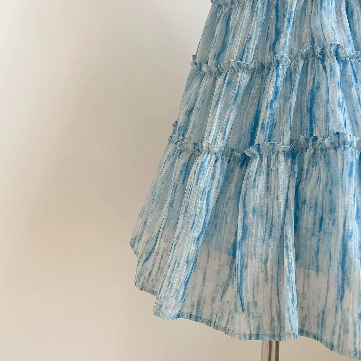 Kleines Kleid mit fliegenden Ärmeln, Sommer-Kuchenkleid, A-Linien-Kleid