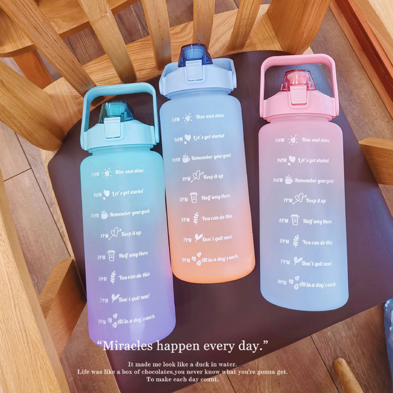 Vattenflaskor 2 liter flaska med halm kvinnliga flickor stor bärbar rese sport fitness cup sommar kall tid skala