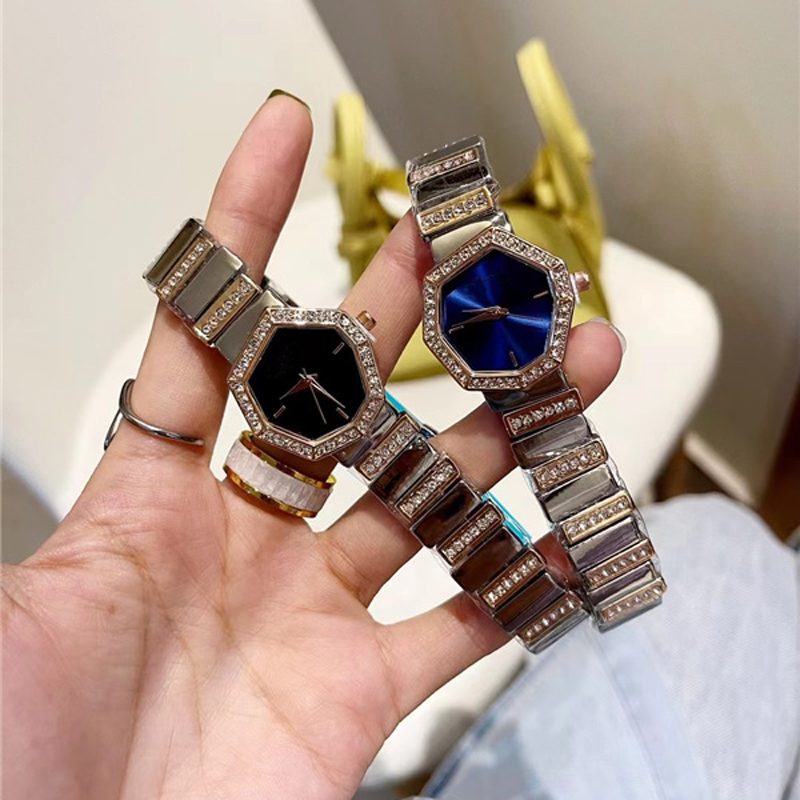 Mode pleine marque montre-bracelet femmes dames diamant Designer Style luxe avec Logo acier métal bande Quartz horloge Di46