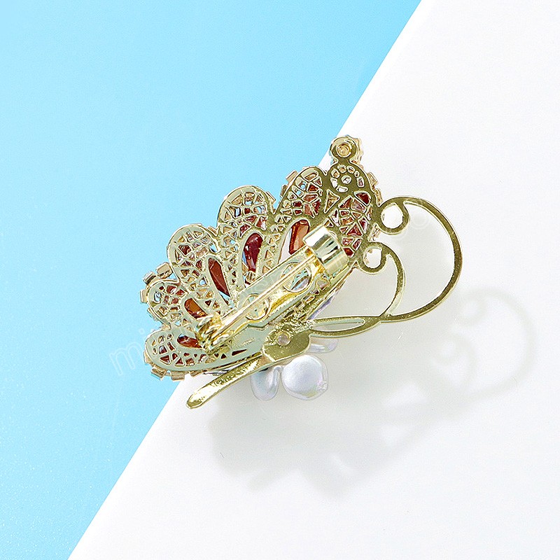 Glittery Vlinder Broche Voor Vrouwen Kleurrijke Crystal Luxe Revers Jurk Jas Suits Pin Vrouwelijke Banket Sieraden Accessoires