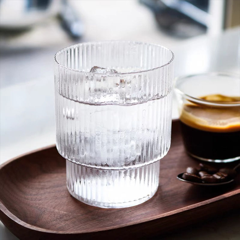 Вертикальная полосатая стеклянная чашка, бытовая теплостойкость и высокий вид кофейного напитка для кофейных напитков