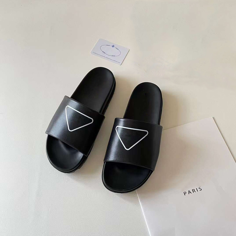 Mode Luxe Femmes Pantoufles Sandales Triangle Piscine Fun Slides Italie Slip Raffiné Flat Sliders Noir Blanc Caoutchouc Simple Designer Plate-forme Décontractée Scuffs Box EU 35-41