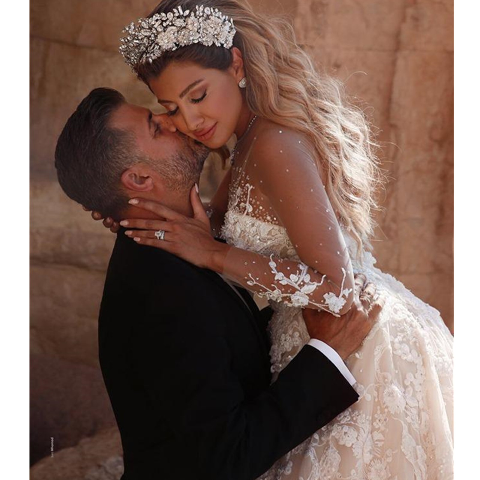2023 arabo in rilievo di cristallo A-line 3D pizzo fiori abiti da sposa di lusso maniche lunghe Arabia Saudita Dubai Plus Size abito da sposa