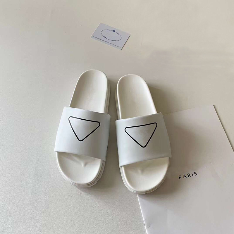 Mode Luxe Femmes Pantoufles Sandales Triangle Piscine Fun Slides Italie Slip Raffiné Flat Sliders Noir Blanc Caoutchouc Simple Designer Plate-forme Décontractée Scuffs Box EU 35-41