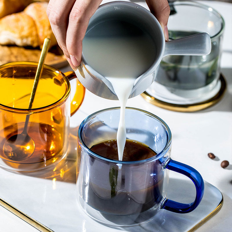 Femfärgad hög skönhet dubbellager glas kopp med färgglad handtag nordisk stil rak kroppsvatten kopp