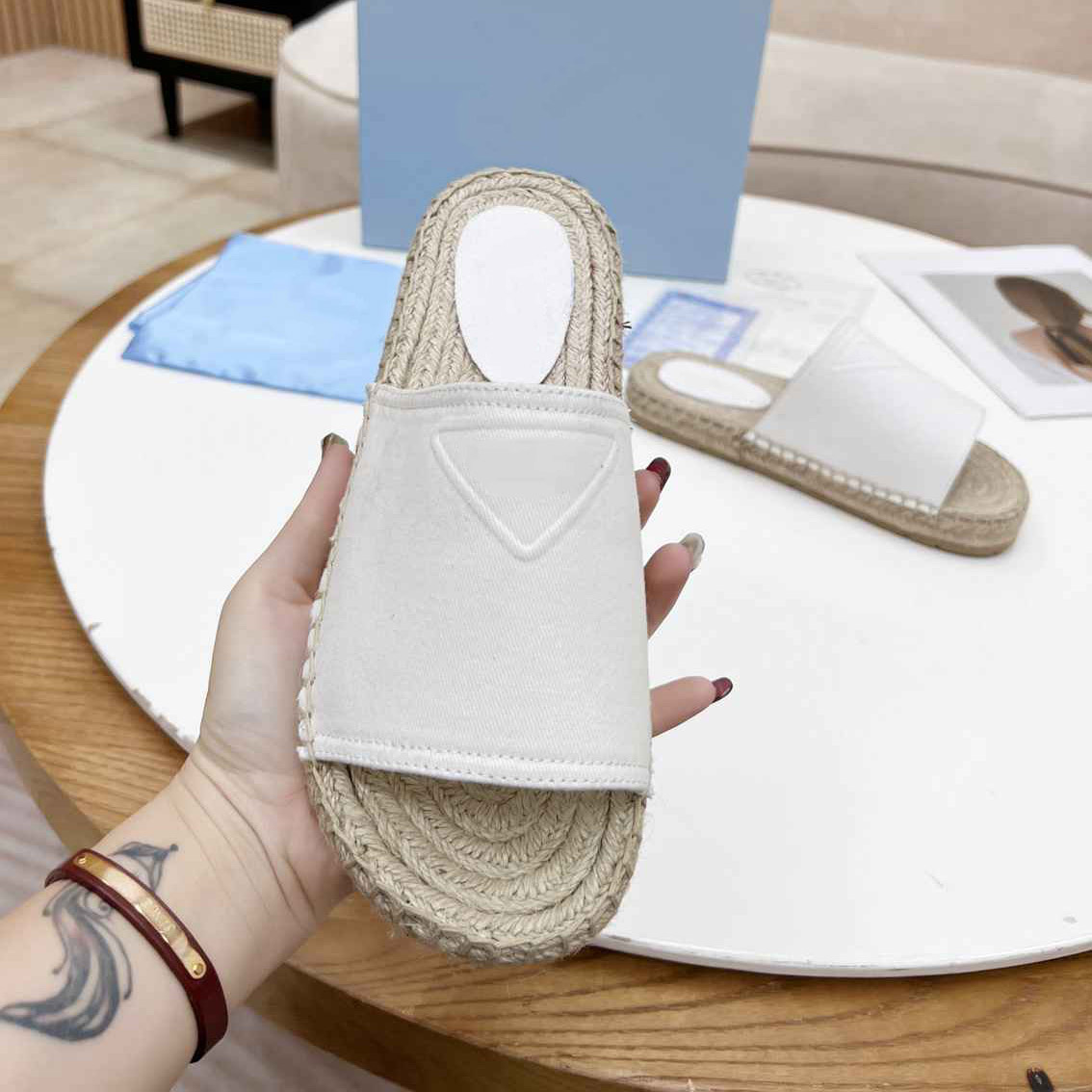 Zapatilla de mujer de tejido de paja de diseñador clásico, sandalia de cuero para vacaciones en la playa, tobogán de baño para interiores y exteriores con tamaño de caja 35-42