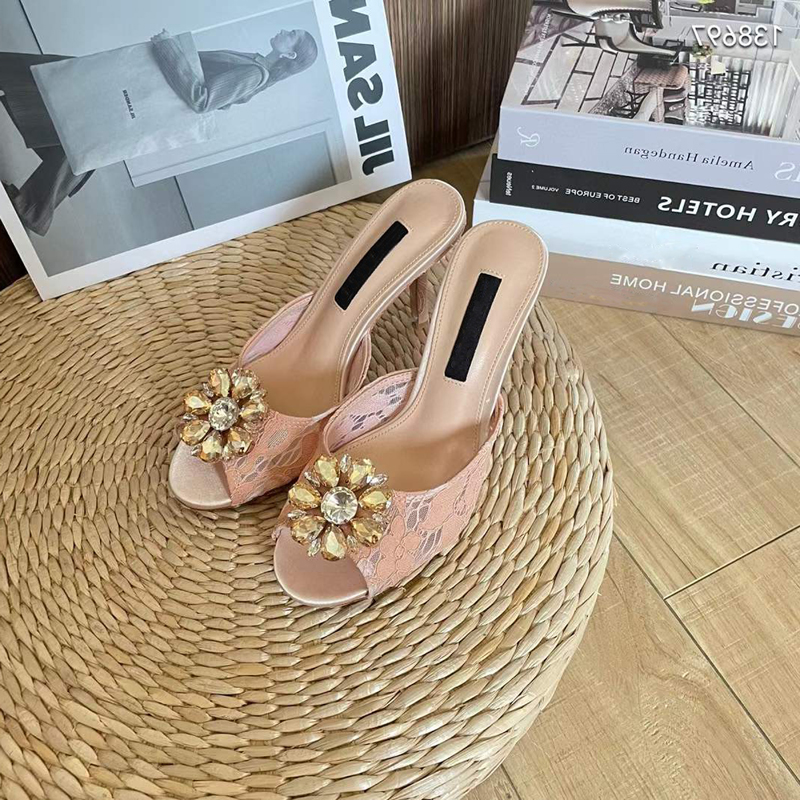 Moda luksusowe kobiety sandały kwiaty koronkowe pompki Włochy Delikatne podglądanie palców słonecznikowych ozdobione simples Designer Casuals Wedding Sandal Box UE 34-43