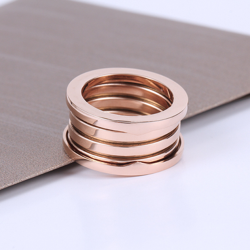 Anéis de luxo de designer unissex de moda par para homens e mulheres de titânio com padrão de carta gravada para amantes de joias, adequado para muitas aplicações, tamanho de abacaxi 5-11