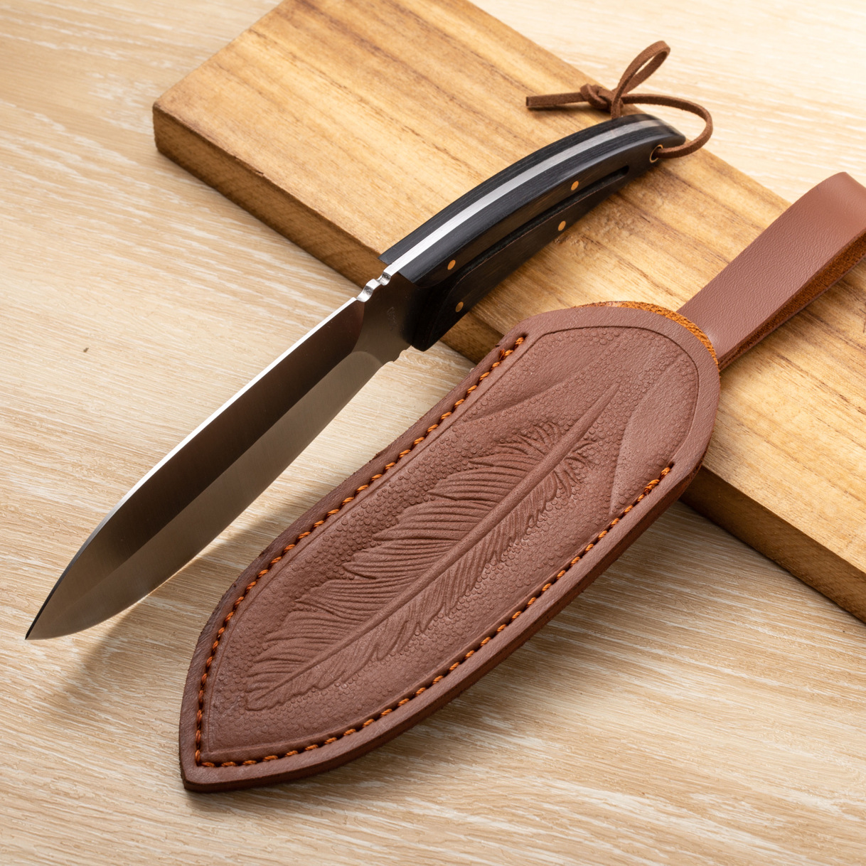 最高品質R8341屋外サバイバルストレートナイフ5cr15movサテンブレードフルタンウッドハンドル革張りの鞘付きナイフ