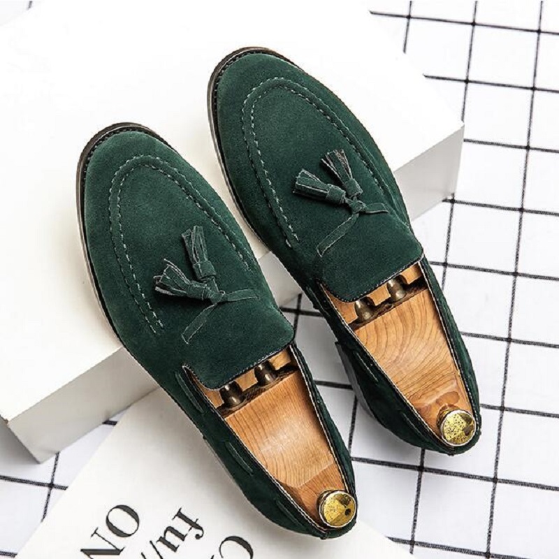 Zapatos de cuero de gamuza de diseño de marca para hombre, mocasines con borlas moradas, mocasines puntiagudos para hombre, zapatos de vestir sociales informales sin cordones Vintage para hombre 1AA60