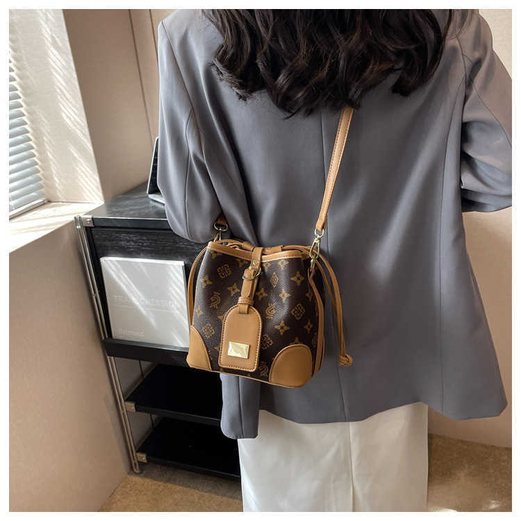 Crossbody Bucket for Women 2023 New Fashion Super Hot Pendling High Quality and Small Style Old Flower One Shoulder Vegetabilisk korgväska Inventory 399