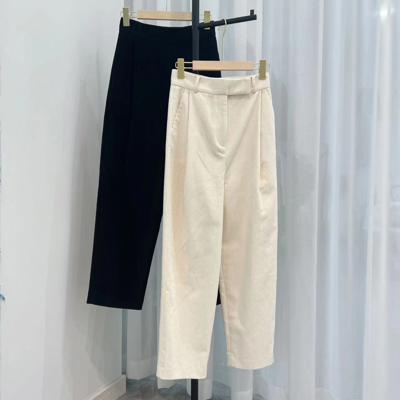 Pantaloni toteme in velluto a coste da donna con pieghe frontali, pantaloni a gamba dritta a vita alta, pantaloni casual