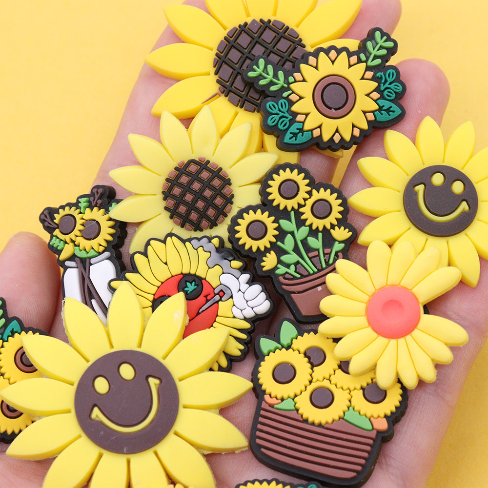 Partihandel 100st PVC Flower Sunflower Buckle Shoe Charms Vuxen Tillbehör för armbandsknappdekorationer