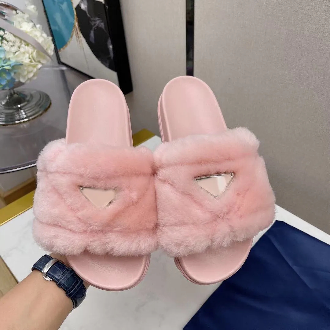 New Woman's fur Slippers fuzzy Sandals metal triangle Indoor slides luxury Designer Slipper fluffy Winter Casual sandals teddy bear flat outdoors Shoes house Slide