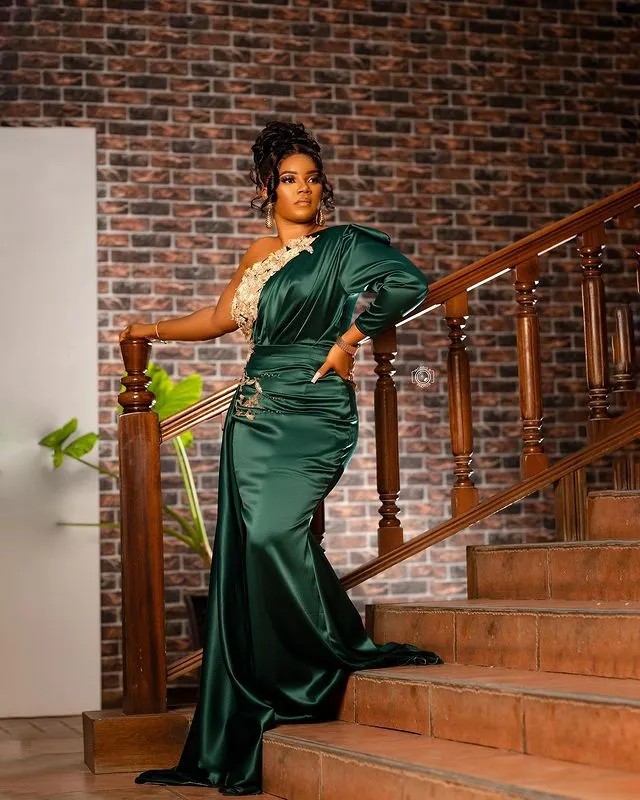 Nigeria Aso Ebi Elegant aftonklänningar Dark Green Satin Pleated One Shoulder Lace Appliqued Formal Party Gowns Long Mermaid Second Reception Prom Dress CL2755