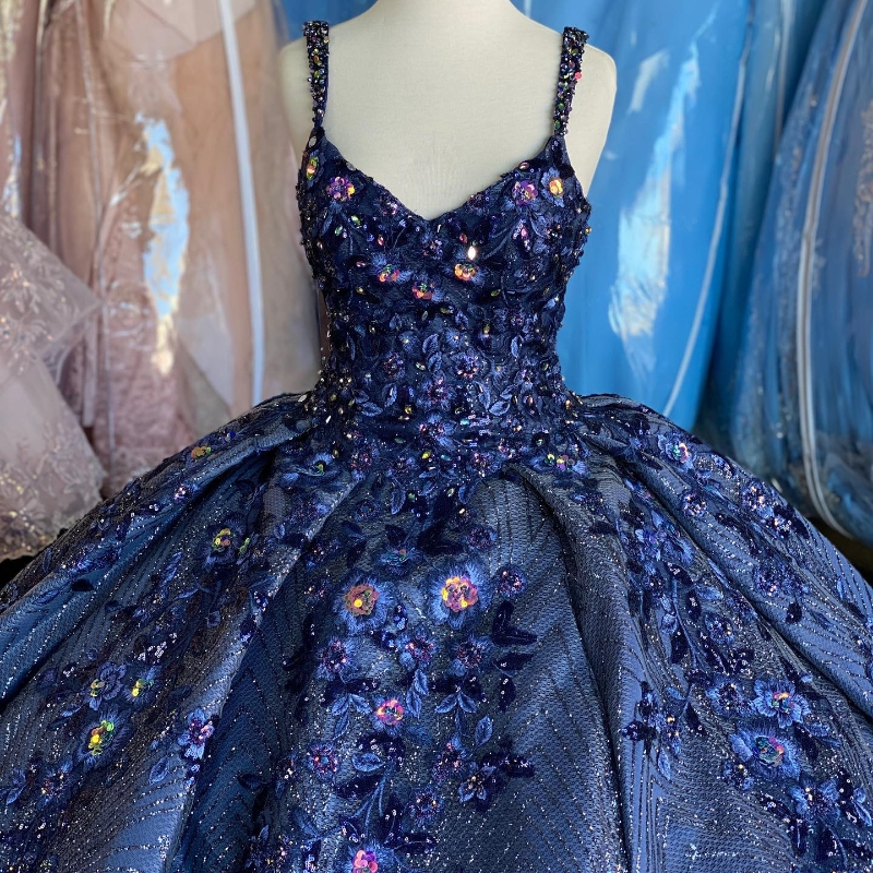 Marineblaue glänzende Quinceanera-Kleider mit V-Ausschnitt, schulterfreiem Ballkleid, süßes 16-Kleid, Perlenapplikationen, Blumen-Pailletten, Geburtstagsparty-Kleider