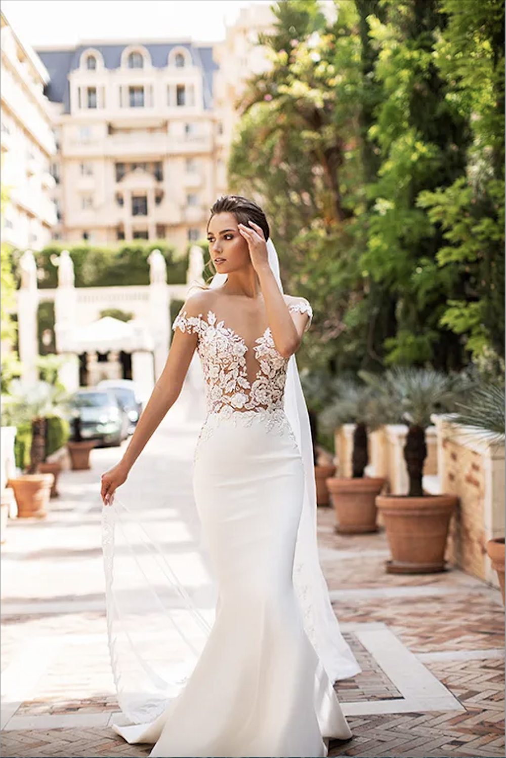 2023 Berta robes de mariée sur l'épaule dentelle bouton appliqué dos balayage train robe de mariée de plage manches courtes jardin mariée