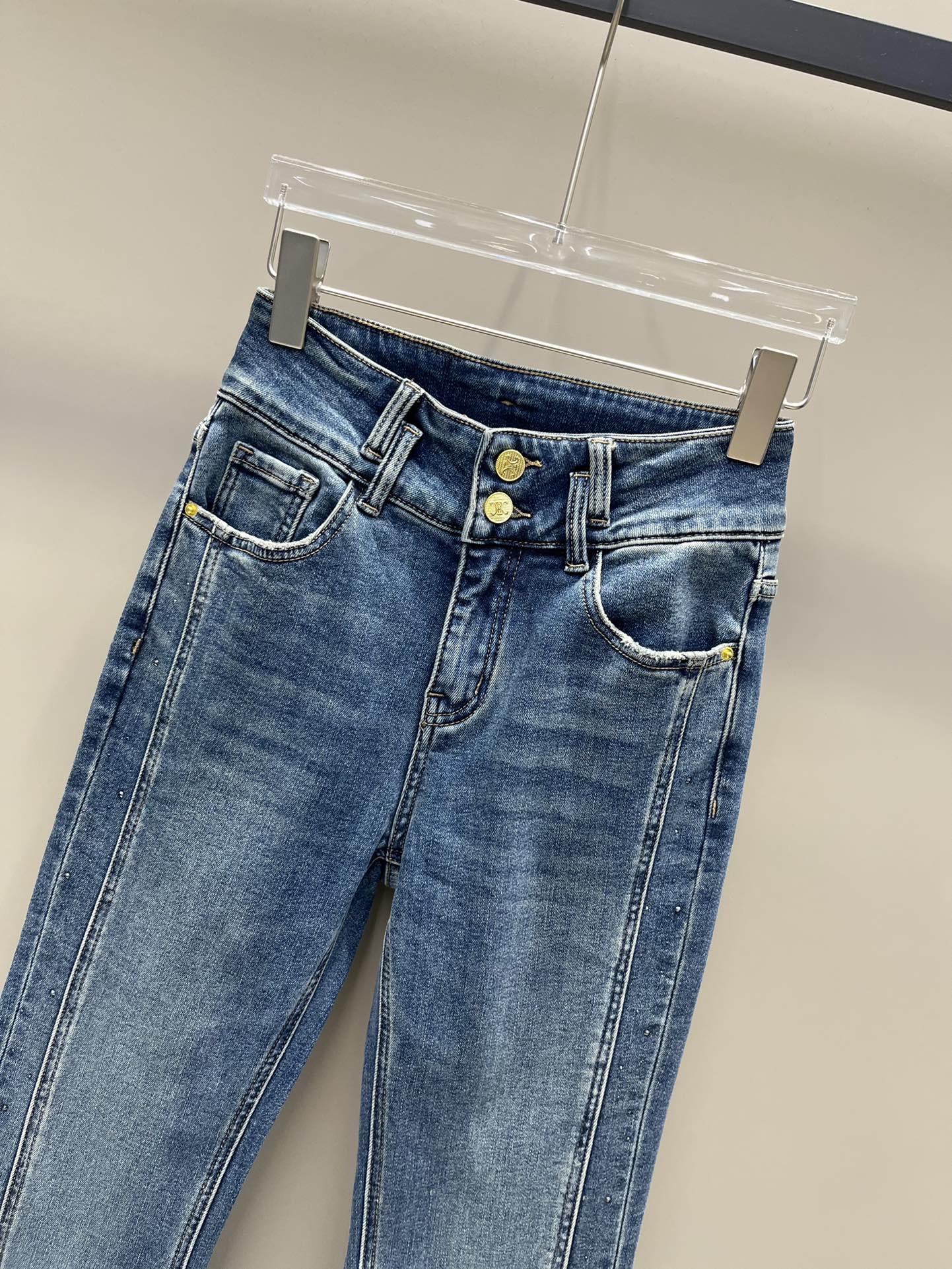 Kvinnors jeans designer jeans 2023 ny höst vintermode panelerade flare byxor märke samma stil byxor lyx kvinnors kläder lj67