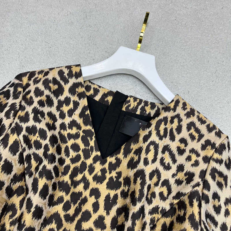 Urban Sexy Dresses Designer 2023 Autumn/Winter New Bal Nanyou Gaoding Spicy Leopard Print med Belt V-Neck Dress for Women H1FX