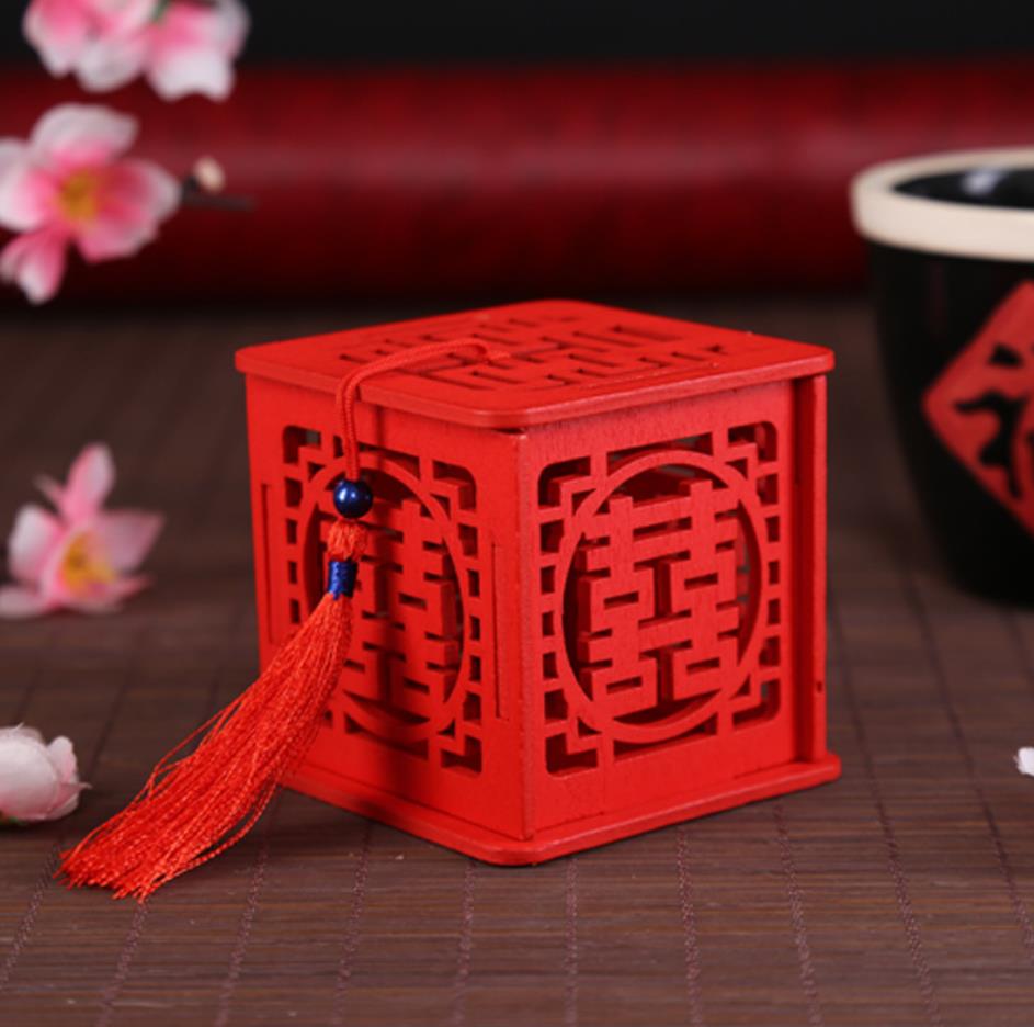 Geschenkpapier Viele Stile Holz Chinesisches Doppeltes Glück Hochzeitsbevorzugungskästen Pralinenschachtel Roter klassischer Zuckerkasten mit Quaste 6,5 x 6,5 x 6,5 cm SN4230