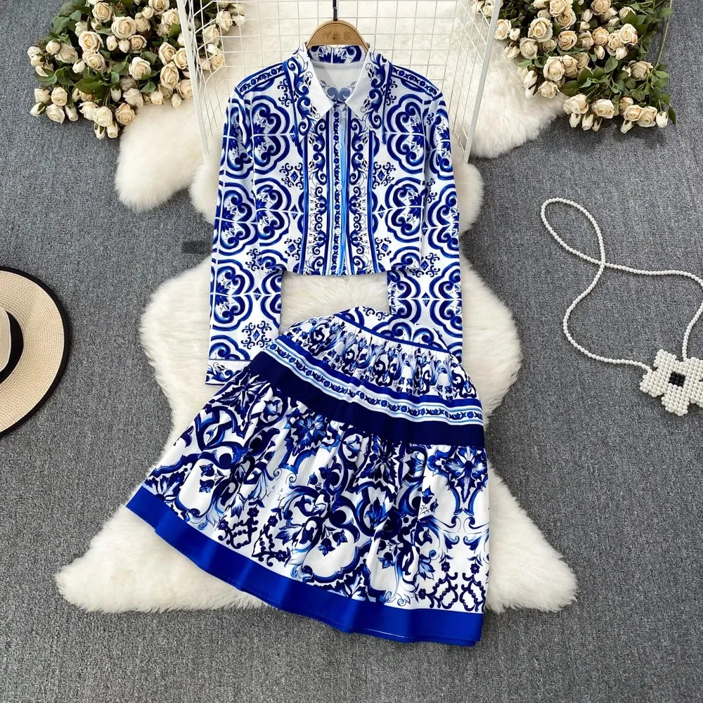 Vestido de dos piezas Primavera Otoño Pista Azul y Blanco Porcelana Impresión Conjuntos de 2 piezas Moda Mujer Camisa de impresión de lujo Top Plisado Mini Falda Traje 2024