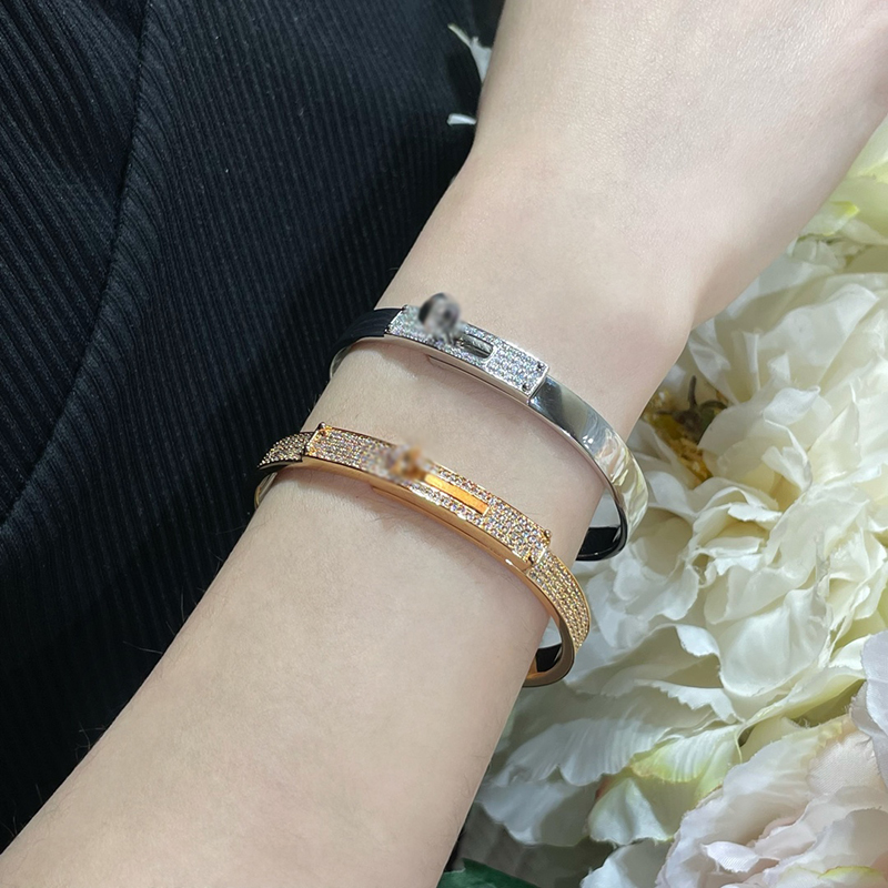 Luxus-Charm-Damen-Schmuck-Gold-Armband, klassisch, schlicht, Halbdiamant-Knopf-Design, modisch, vielseitig, Designer-High-End- und prächtiges Damen-Silberarmband