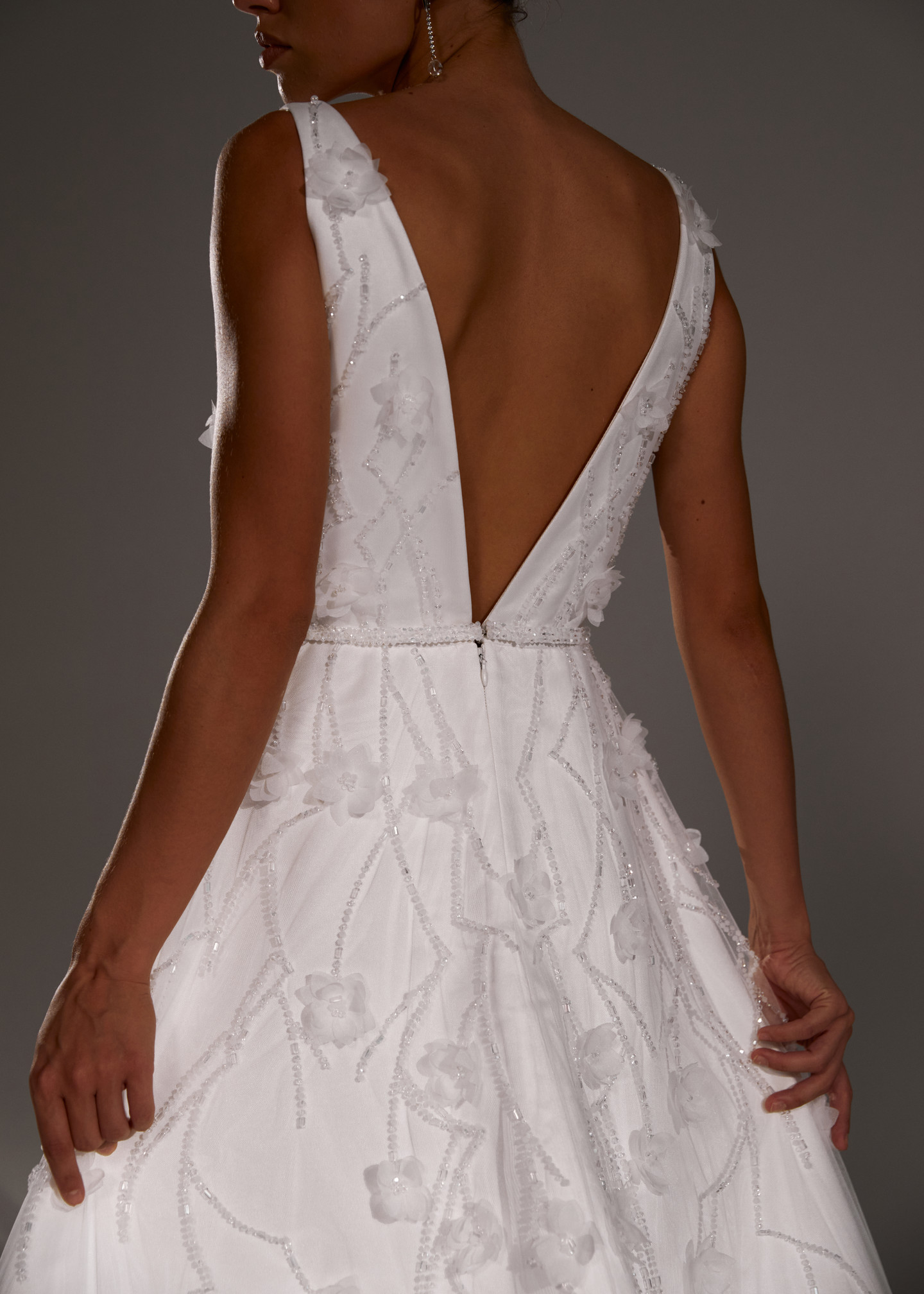 Haute couture underbar en linje bröllopsklänning 3d blommor applikationer brudklänningar djupt v hals svep tåg brud klänningar