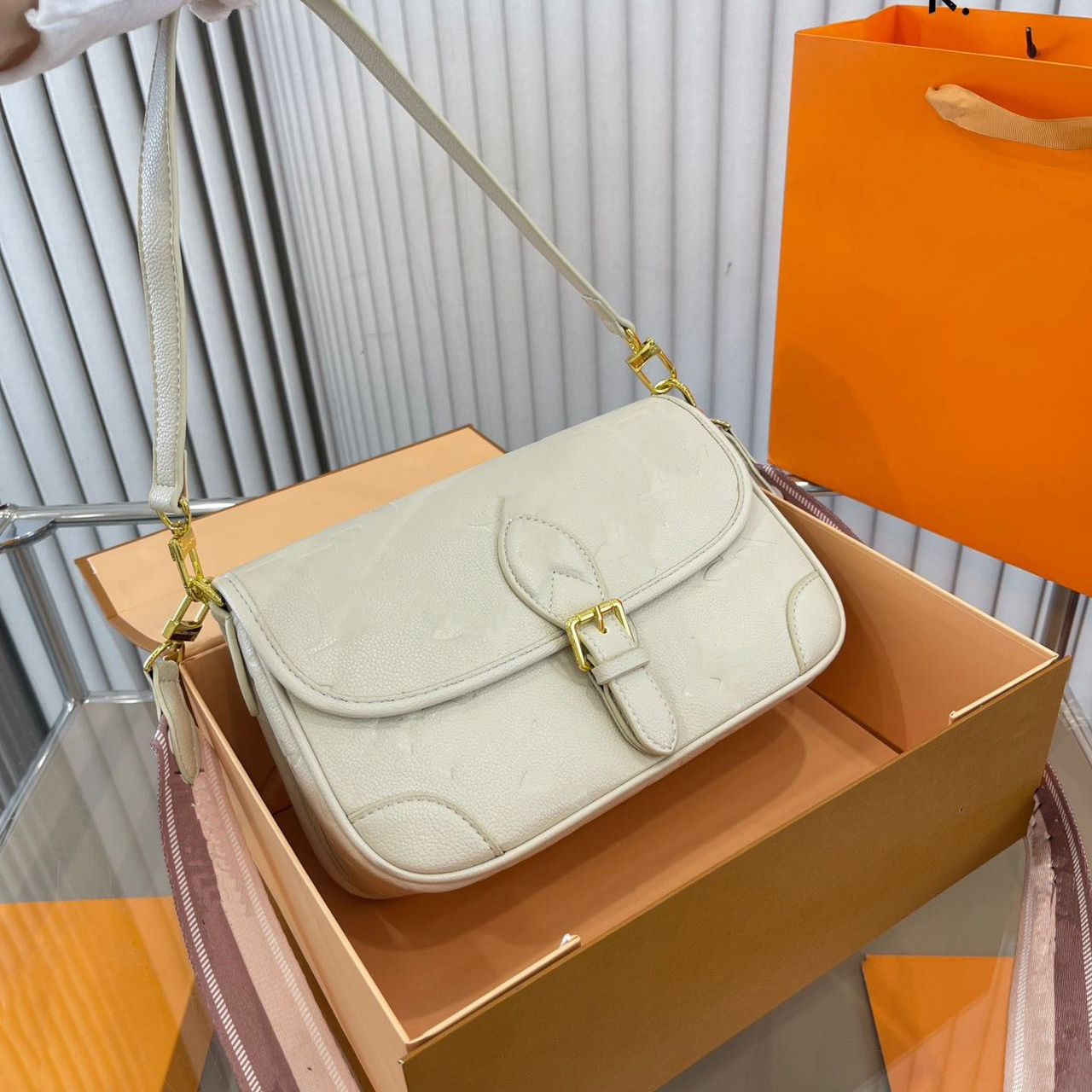 Totes axelväska designer riktiga läderväskor lyx gammal blomma diane baguette handväska stor kapacitet duk rem präglade bokstäver färgglada 2023 Nytt blommorskors