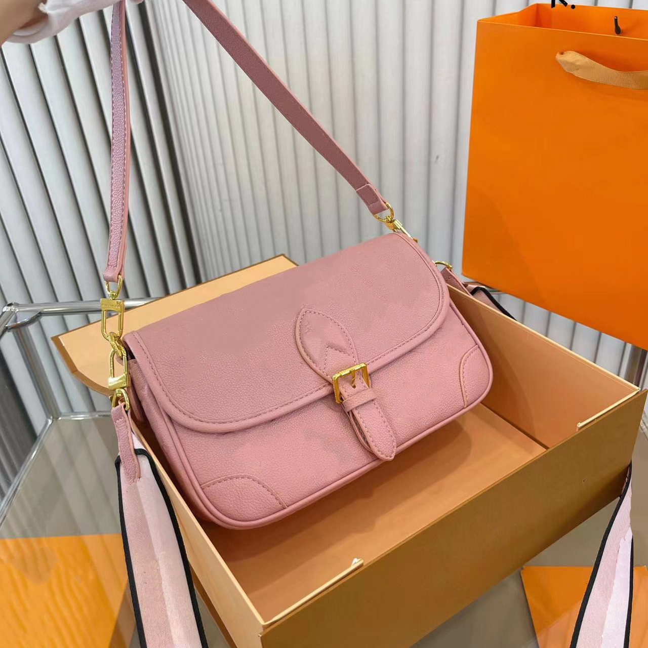 Totes axelväska designer riktiga läderväskor lyx gammal blomma diane baguette handväska stor kapacitet duk rem präglade bokstäver färgglada 2023 Nytt blommorskors