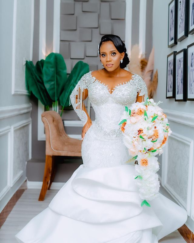 2023 Okt Arabisch Aso Ebi Plus Size Meerjungfrau Weißes Hochzeitskleid für die Braut Perlen Kristalle Satin Pailletten Spitze Brautkleider Kleider ZJ048