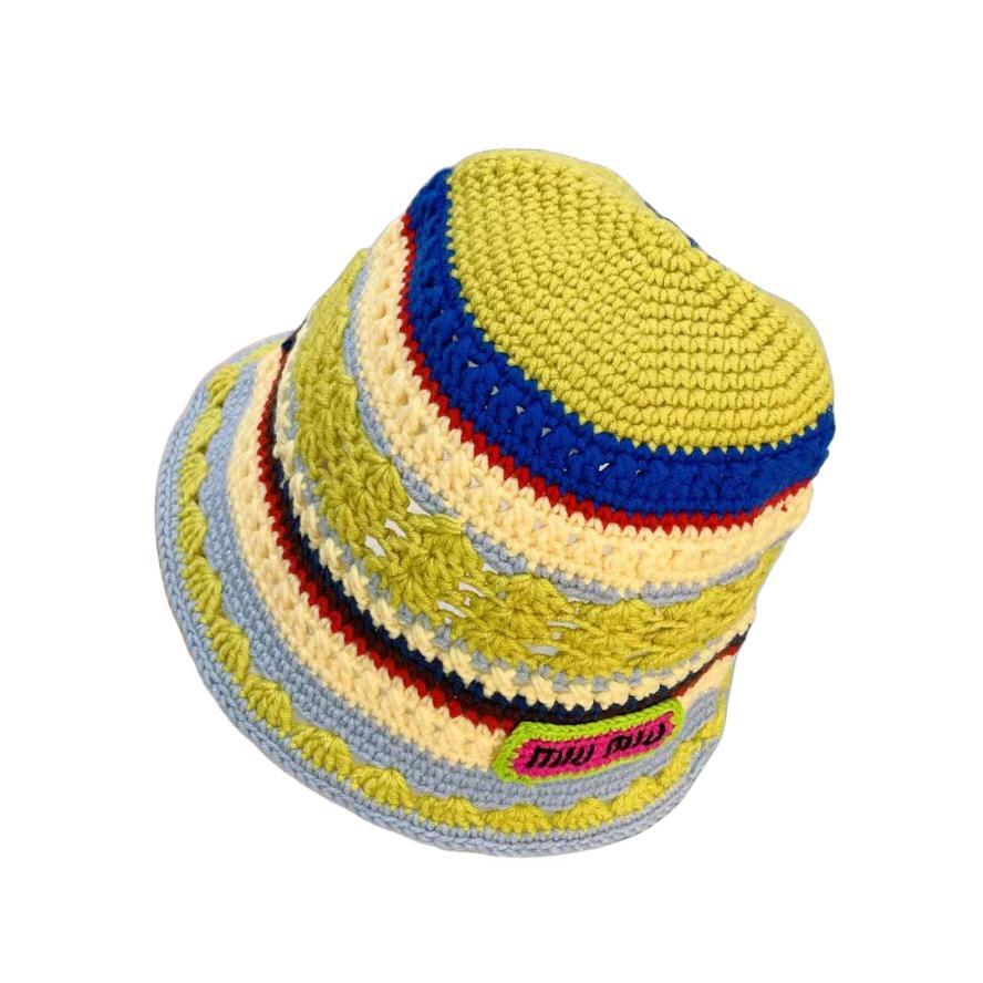 Chapéu tricotado à mão de designer com viseira escavada em forma de sino
