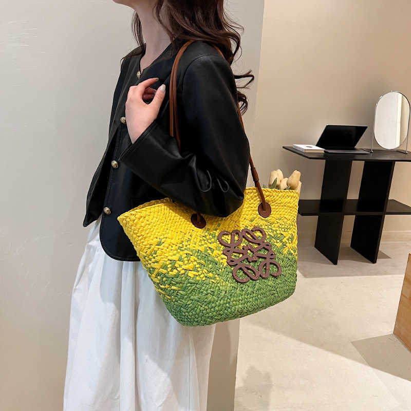 2024 New Designer women's crossbody shoulder Internet celebrity fashion trend Tote summer texture niche large capacity straw woven foreign style bag for women