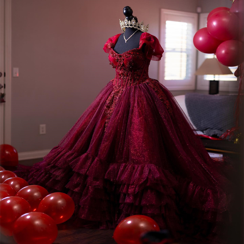 豪華な赤い光沢のあるティアルフリルボールガウンQuinceaneraドレスアップリケスウィート16プロムVestido De 15 Anos Lace-Up Prom Gowns
