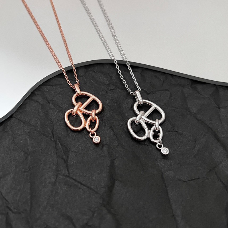 Mode Luxus Damen Schmuck Silber Halskette Einfach und exquisit Dichro Matismus Buchstaben Design Eleganter Charme Designer Wunderschöne Atmosphäre Lady Roségold Anhänger