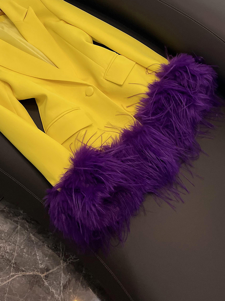 2023 Autunno giallo contrasto colore pannelli di piume blazer manica lunga risvolto con risvolto monopetto cappotti outwear D3O071359