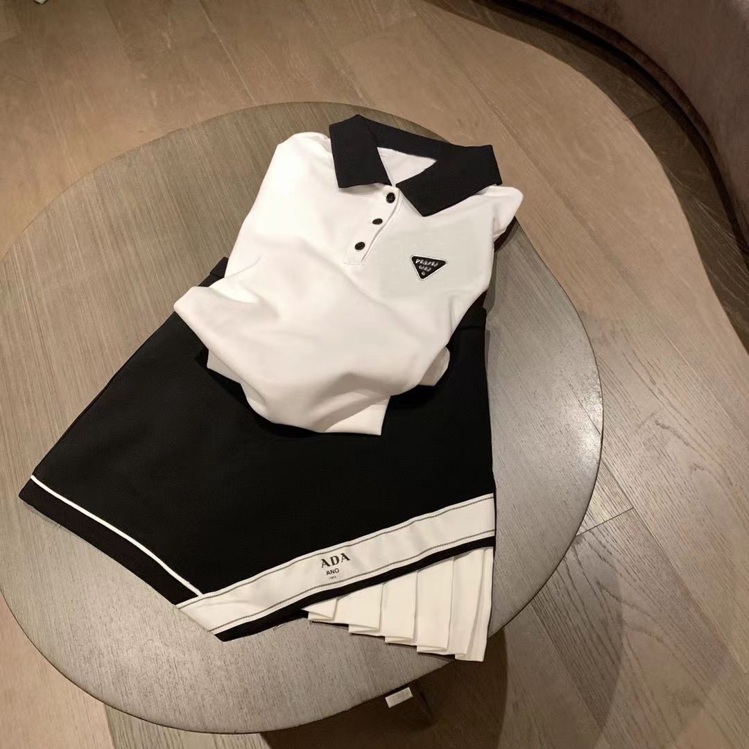 Conjunto de calças de duas peças femininas verão casual terno de manga curta com capuz shorts elásticos com emblema triângulo sweatsuit 2023