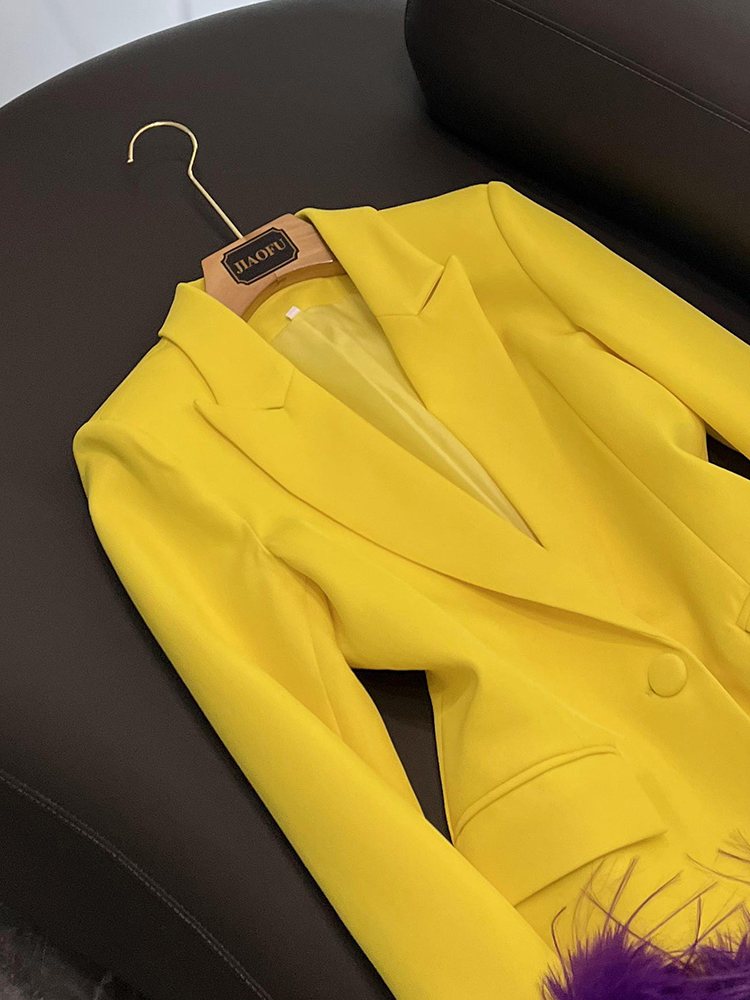 2023 Autunno giallo contrasto colore pannelli di piume blazer manica lunga risvolto con risvolto monopetto cappotti outwear D3O071359