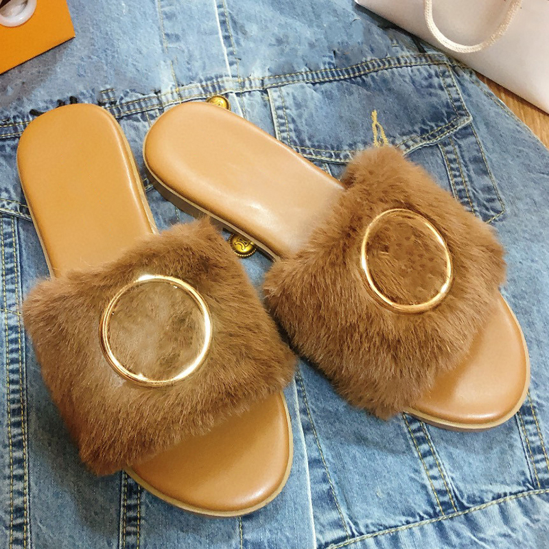 Vinter kvinnors päls glider päls tofflor designer mode plysch varmt hus tofflor fluffig glider guld spänne platt mules kvinna inomhus skjutskor svart brun vit vit