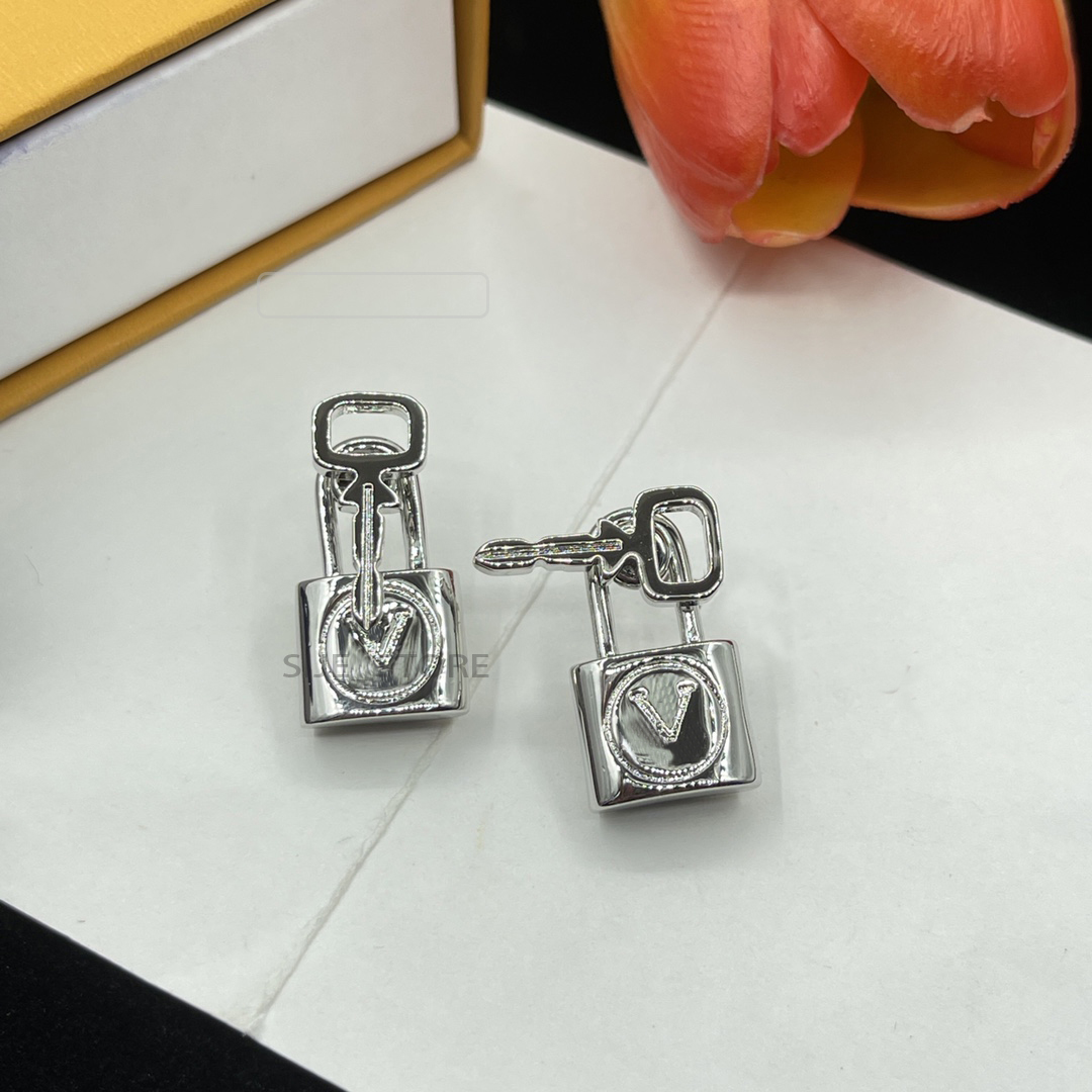 luxury stud earring designer earrings for women stainless steel plated gold silver needle v letter lock key heart crystal hoop earring girl gift jewelry Accessories