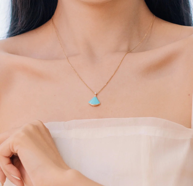 Fashion Luxury Women Jewelry Gold Necklace Classic and Generous Turquoise Fan-shaped Design Charm Noble Designer Elegant and Gorgeous Lady Rose Gold Pendant