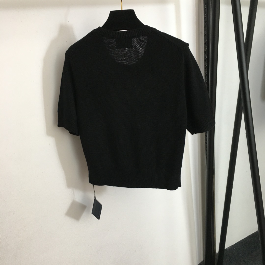 1015 L 2023 Pist Sonbahar Kadın Sweaters Kısa Kollu Mürettebat Boyun Krop Boncuk Düğmesi Black Womens 20237809