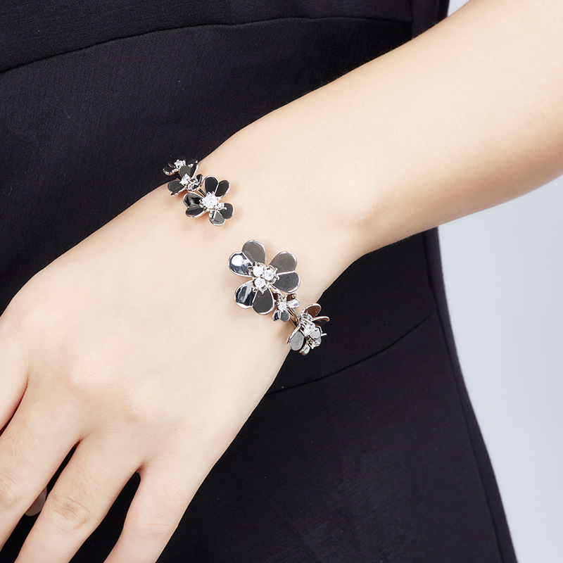 Роскошный женский браслет, дизайнерские модные позолоченные женские браслеты с регулируемым отверстием и тройным цветком