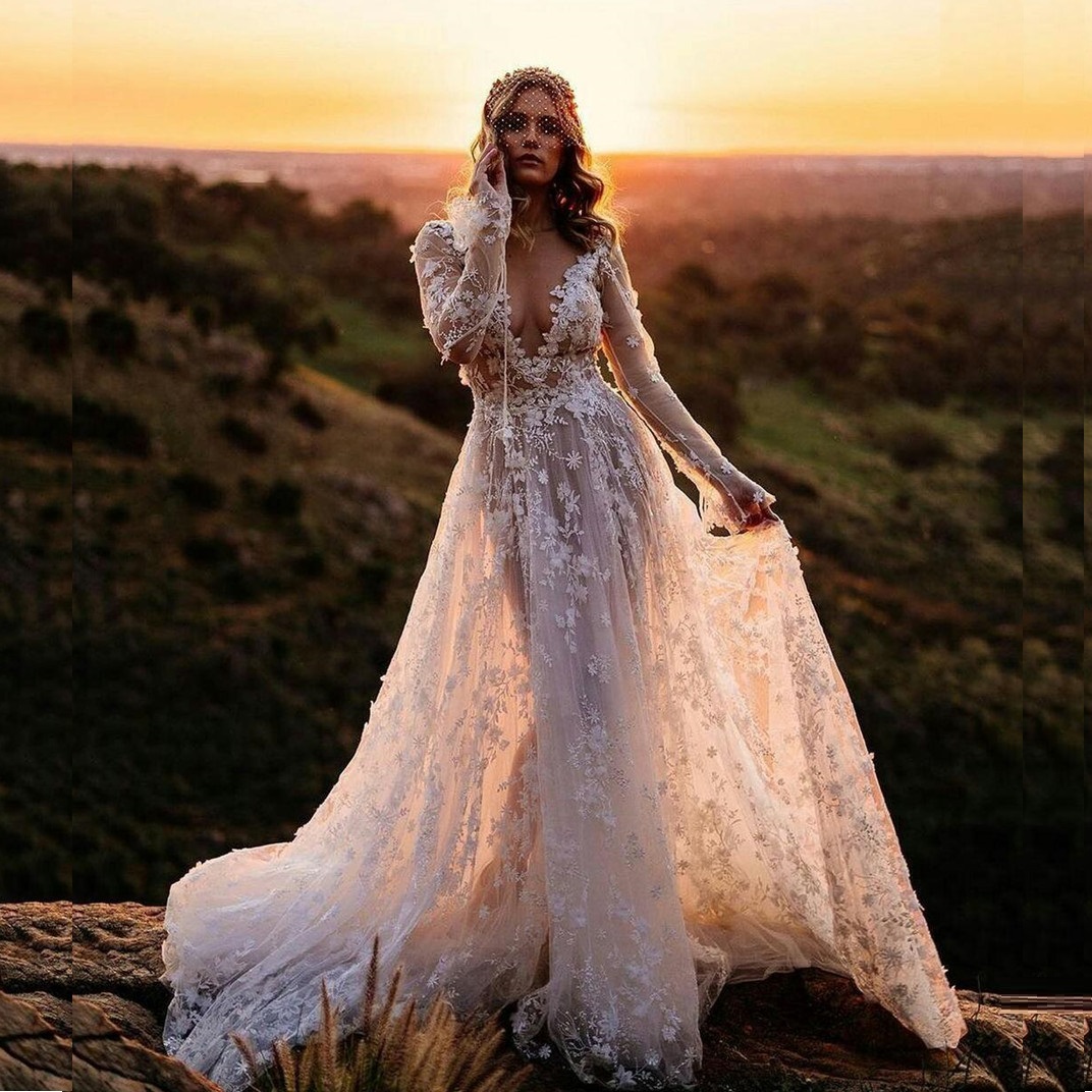 Illusion Bohemian Wedding Dresses Lace V Neck Floral Pattern Sweep Train Brudklänningar Långärmad Boho Robe de