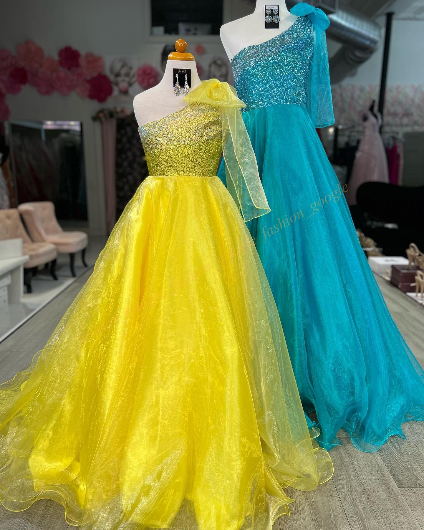 Abito da spettacolo preadolescente ragazza arancione 2024 Fiocco con una spalla Cristalli Ombre Organza Divertimento bambini Sfilata di moda Drammatico Abito da cocktail Bambina Teen Miss Giallo Neon-Rosa