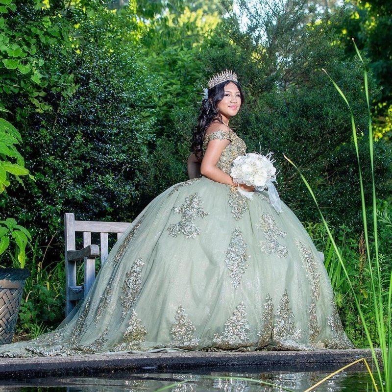 Abiti Quinceanera di lusso verde salvia con paillettes a cuore Abiti da 15 anos con spalle scoperte Applique in pizzo che borda l'abito formale da principessa